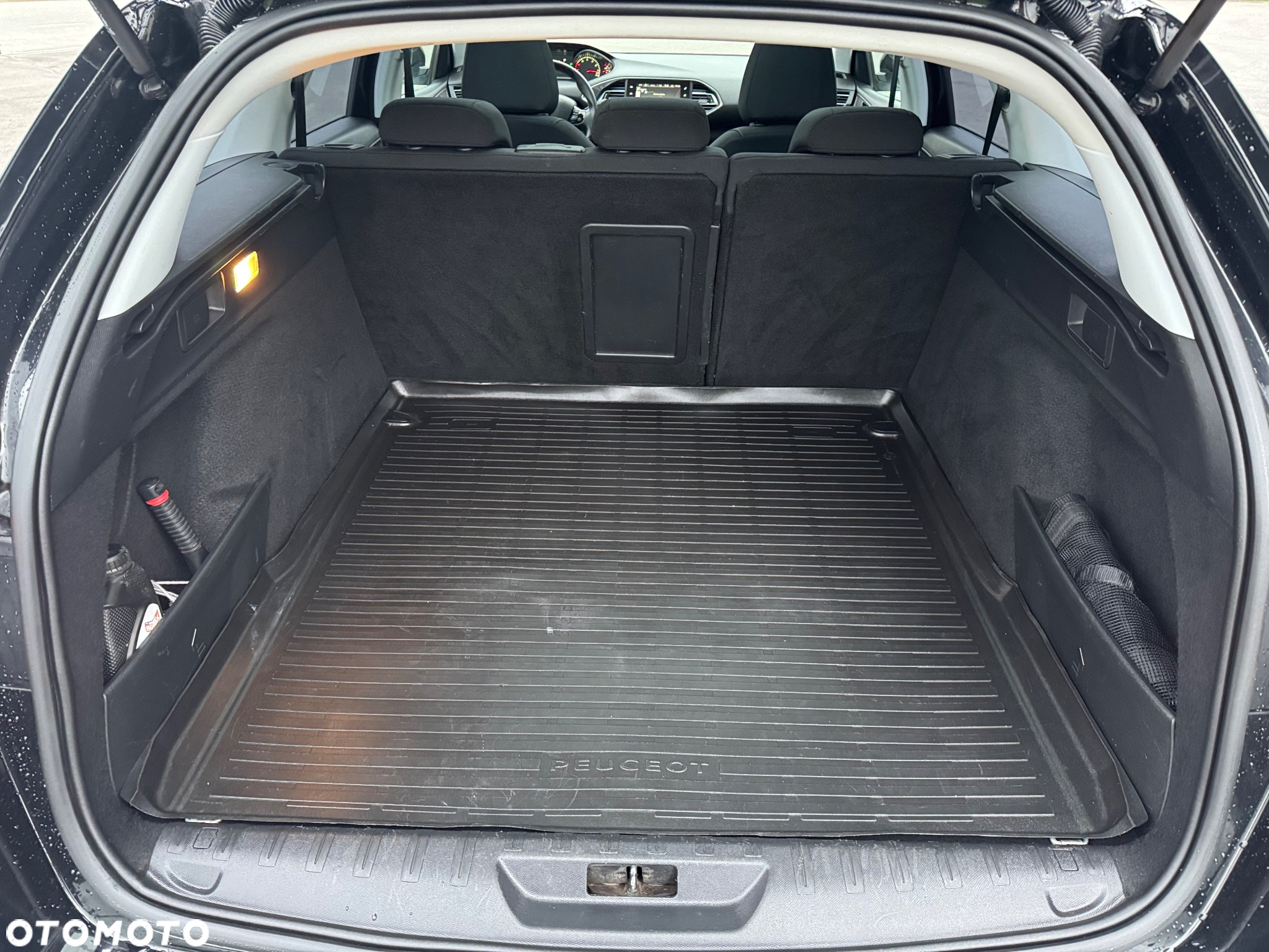 Peugeot 308 SW 1.2 PureTech Allure S&S EAT6 - 26
