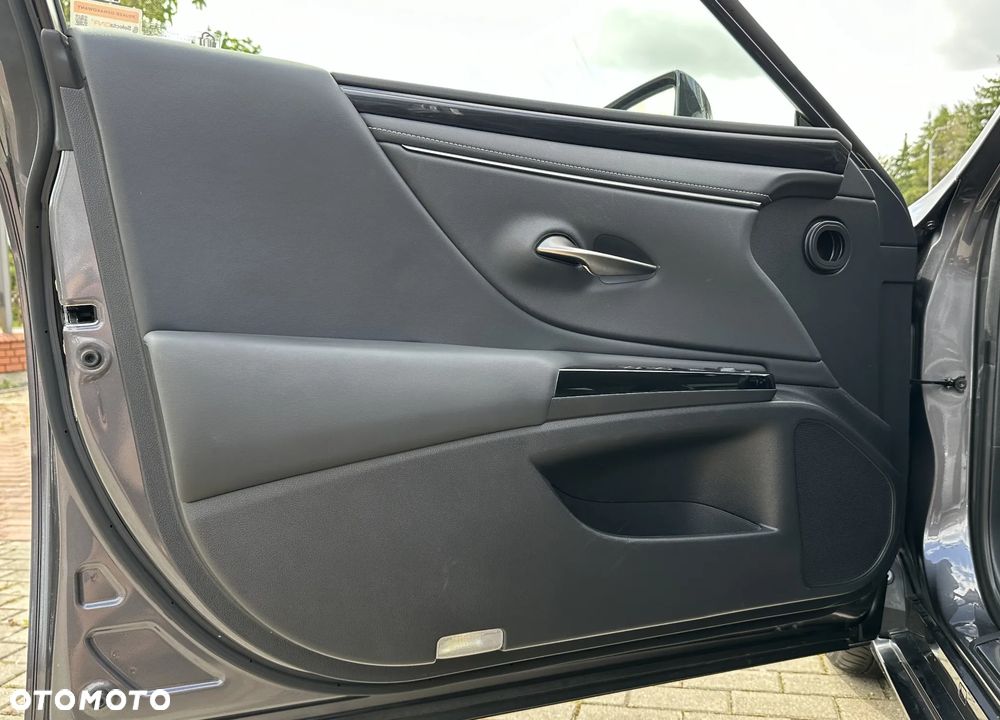Lexus ES 300h Business Edition - 11