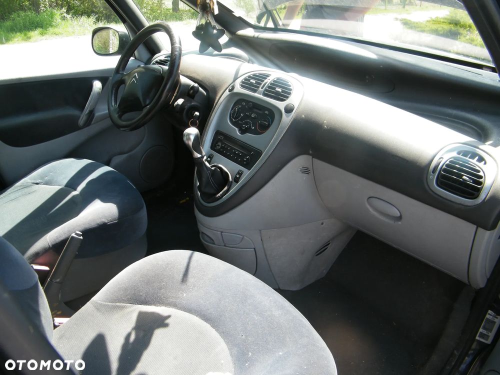 Citroen Xsara Picasso (98-04r.) 2.0 HDI 89KM. Silnik RHY Skrzynia 20DL65 lakier KPK - MAURITIUS BLUE . Cały na części. GWARANCJA !!!  Przód Tył Zestaw Komplet Drzwi Klapa Zderzak Błotnik Maska Grill Atrapa Szyba Pas Lampa Lusterko Boczki Fotel Kanapa Kokpit Deska Rozdzielcza Przełącznik Włącznik Sterownik Przewody Wiązka Instalacja Moduł Komputer Czujnik Listwa Pompa Alternator Wtryski Głowica Rozrusznik Kompresor Sprzęgło Dwumas Silnik Skrzynia ABS Klimatyzacji Paliwa Wspomagania Kolektor Turbina Przepustnica Zawór Chłodnica Koło Hak Belka Sanki Zawieszenie Mcpherson Półoś Amortyzator Wydech Tłumik Zacisk Most - 9