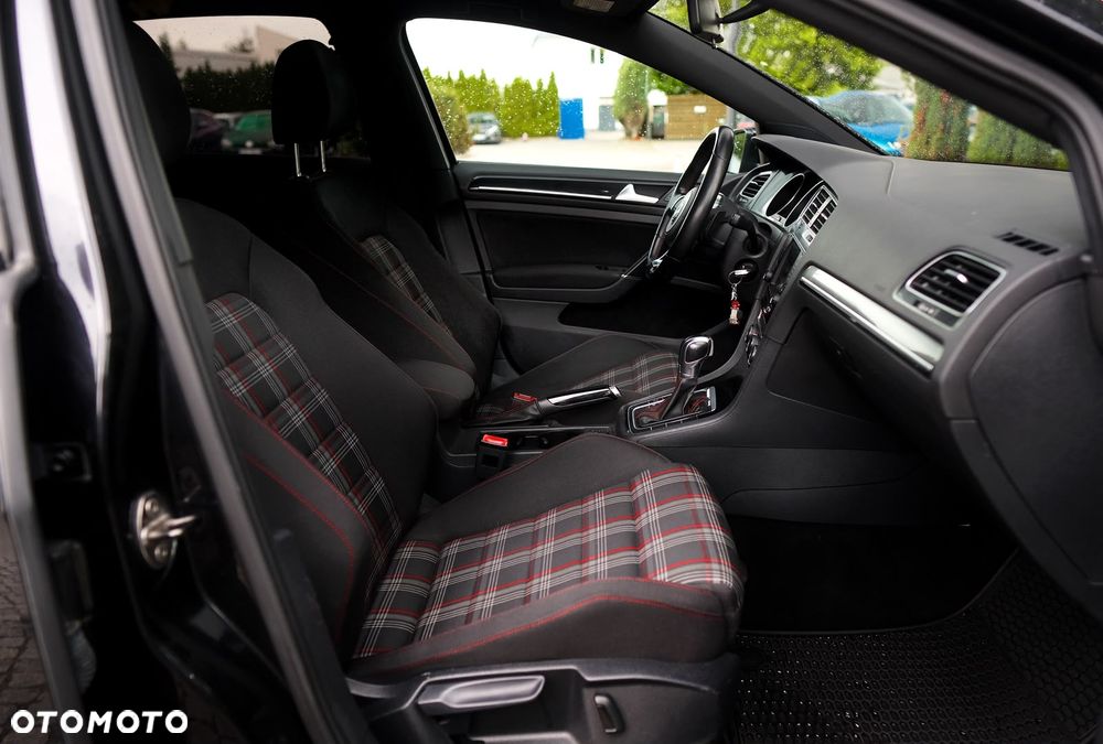Volkswagen Golf - 25