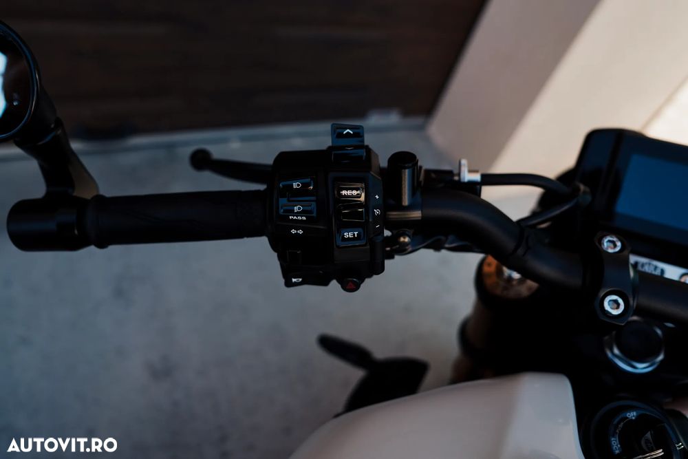 Yamaha XSR 900 - 12
