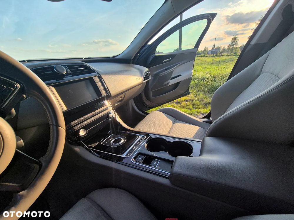 Jaguar XE 20d Prestige - 11