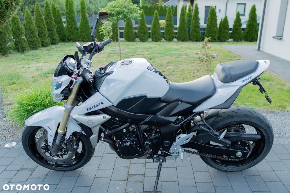 Suzuki GSR - 7