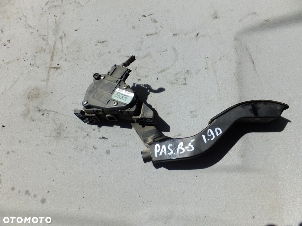 potencjometr gazu vw passat b5 1,9 tdi 2003r 8D1721523F - 1