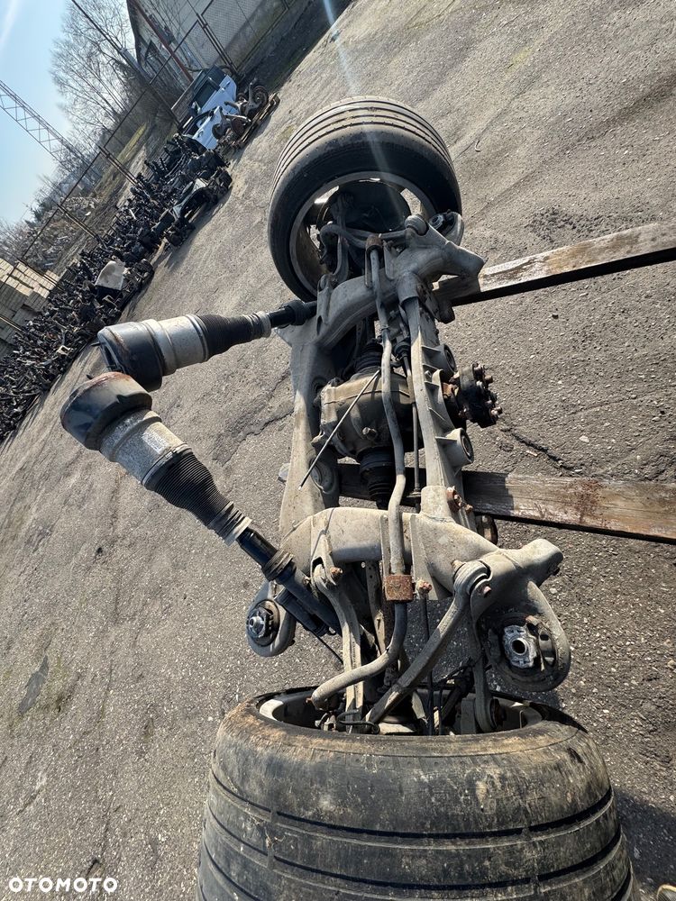 Mercedes w221 zawieszenie tylnie tył belka zaciski amortyzator prawy lewy zacisk zaciski tył prawy lewy zacisk most wał wachacz wahacz alufelgi 19 amg drążek stabilizatora przegub zewnątrz wewnętrzny tarcze tarcza dyfer kołyska 3.0 - 10