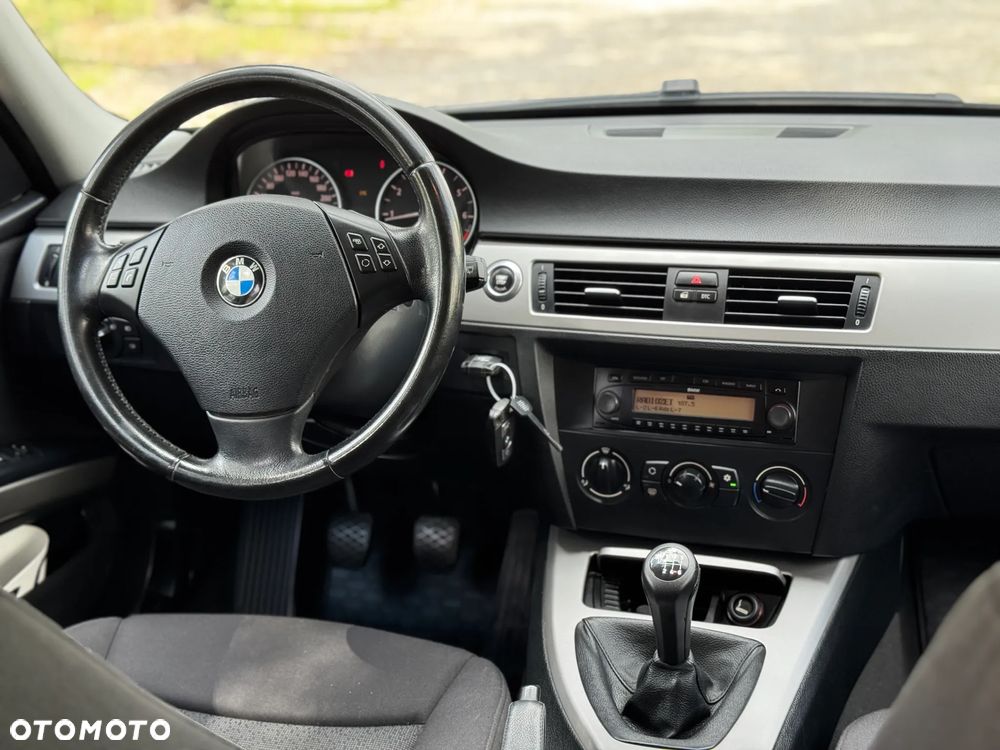 BMW Seria 3 320i Touring - 25