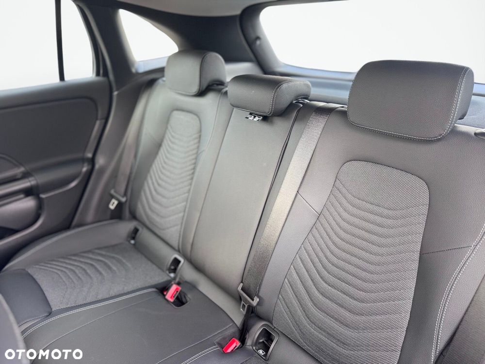 Mercedes-Benz GLA 180 - 13