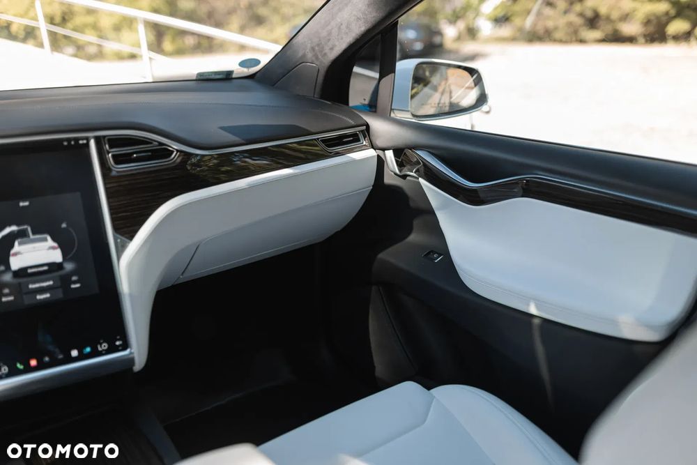 Tesla Model X 75 D - 12