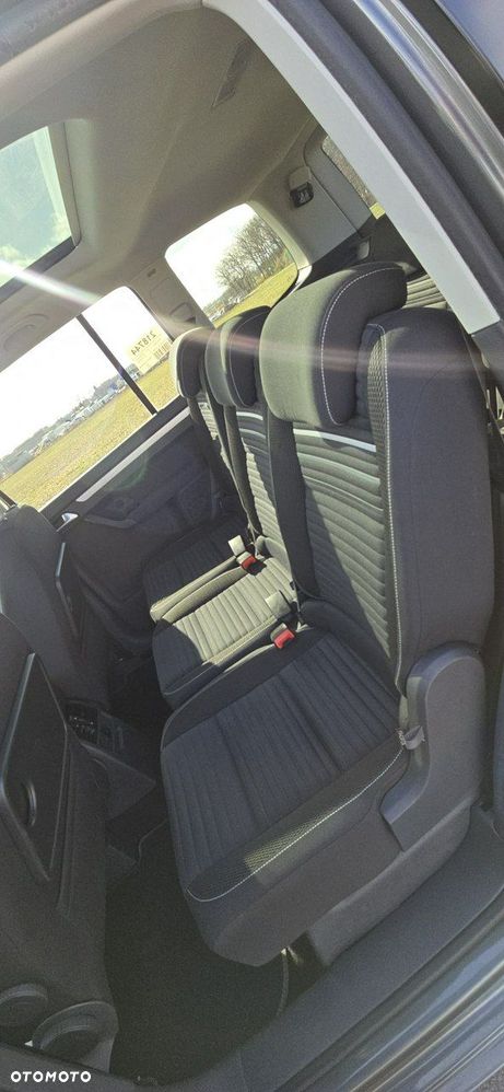 Volkswagen Touran - 12
