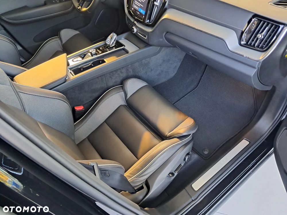 Volvo XC 60 T6 Plug-In Hybrid AWD Ultra Black Edition - 19