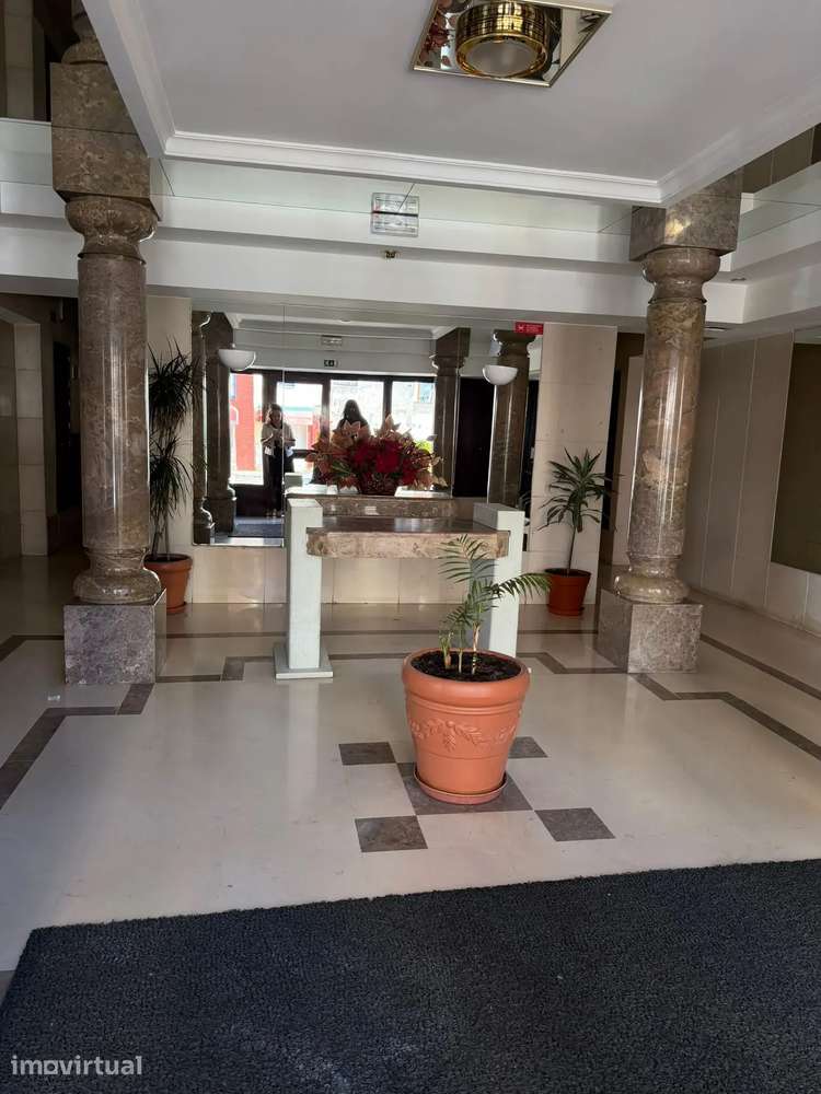 Apartamento T3 com Varandas, Suite e Elevador | Tapada das Mercês - Grande imagem: 3/3