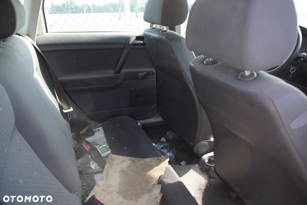 Auto na części - Volkswagen Polo IV 9N 1.2 54 KM AWY FSP LB9A 2002R Silnik Skrzynia Drzwi Maska Błotnik Zderzak Klapa Lampa Lusterko Klamka Szyba Deska Kokpit Sterownik Moduł Czujnik Licznik Panel Kierownica - 14