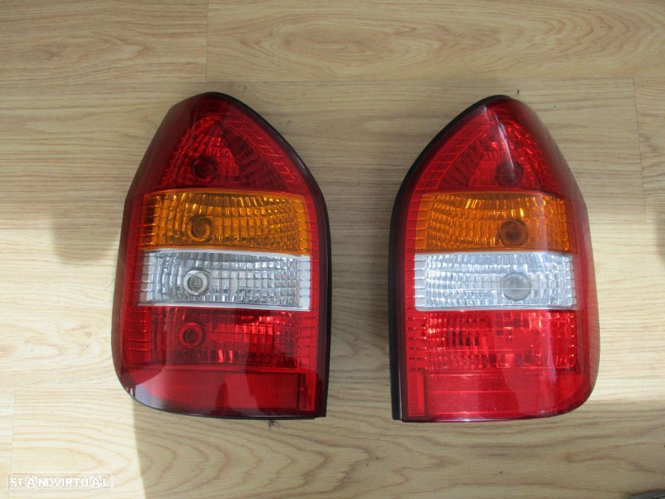 Farol Farolim tras Opel Zafira Esq Dto - 1
