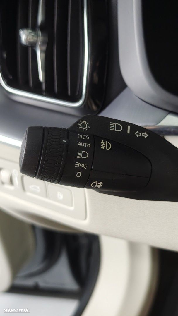 Volvo XC 60 2.0 T8 PHEV Momentum Plus AWD - 41