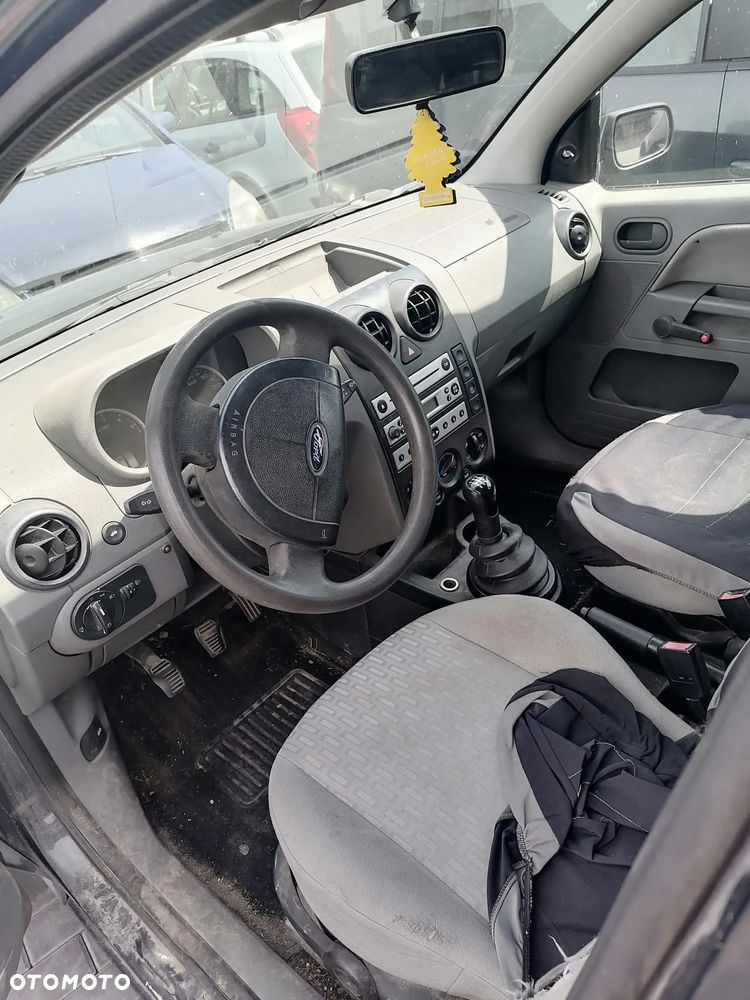 Ford Fusion I (02-05r.) 1.4 TDCI 68KM. Silnik  F6JA, F6JB 7S6Q-6006-AA RM77S6Q-6006-AA Skrzynia 2N1R 7002-PB 2N1R 7002-PD [Przeł. Głów. 3,37] B5/IB5 CIB5 lakier Deep Navy .Cały na części.GWARANCJA !!! Przód Tył Zestaw Komplet Drzwi Klapa Zderzak Błotnik Maska Grill Atrapa Szyba Pas Lampa Lusterko Boczki Fotel Kanapa Kokpit Deska Rozdzielcza Przełącznik Włącznik Sterownik Przewody Wiązka Instalacja Moduł Komputer Czujnik Listwa Pompa Alternator Wtryski Głowica Rozrusznik Kompresor Sprzęgło Dwumas Silnik Skrzynia ABS Klimatyzacji Paliwa Wspomagania Kolektor Turbina Przepustnica Zawór Chłodnica Koło Hak Belka Sanki Zawieszenie Mcpherson Półoś Amortyzator Wydech Tłumik Zacisk Most - 7