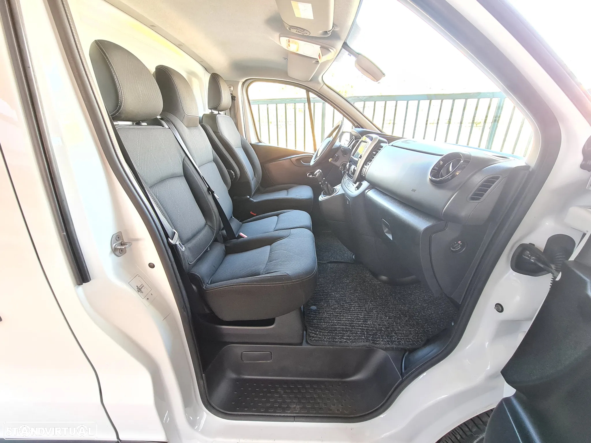 Renault TRAFIC 2.0 Dci 120CV * Câmera/ GPS/ AC/ IVA DEDUTÍVEL * - 9