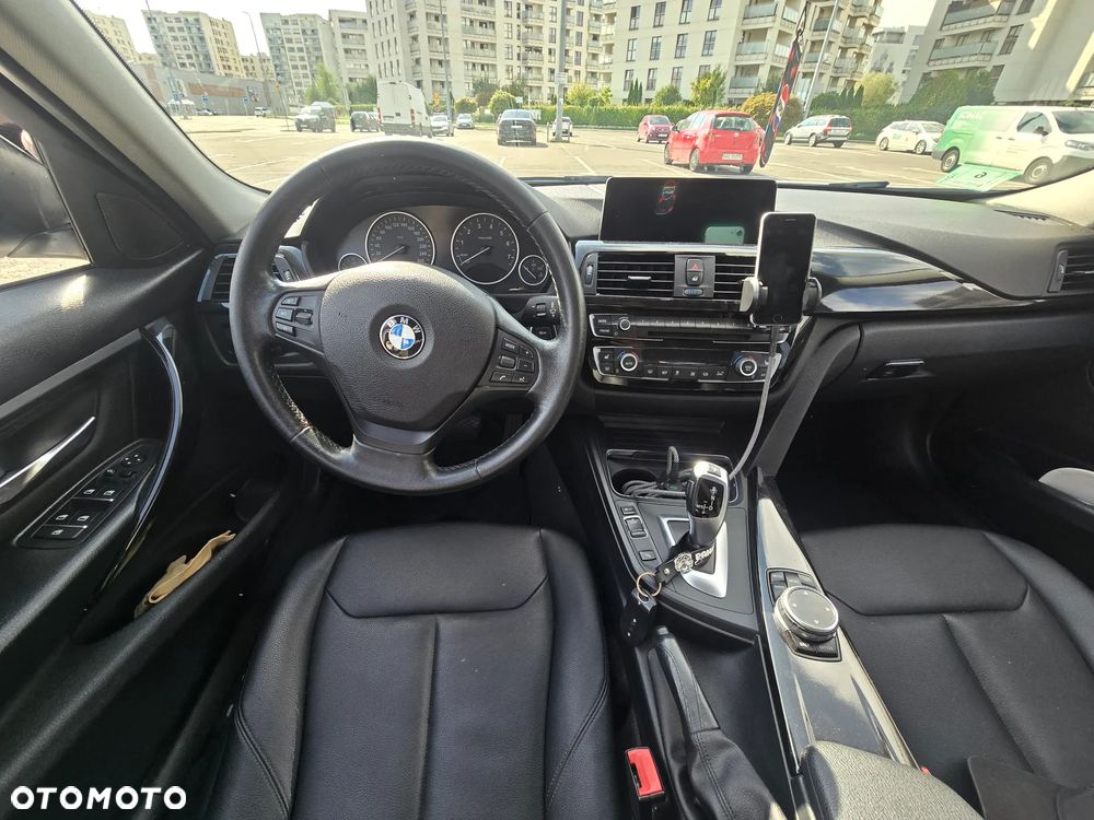 BMW Seria 3 320i xDrive - 12