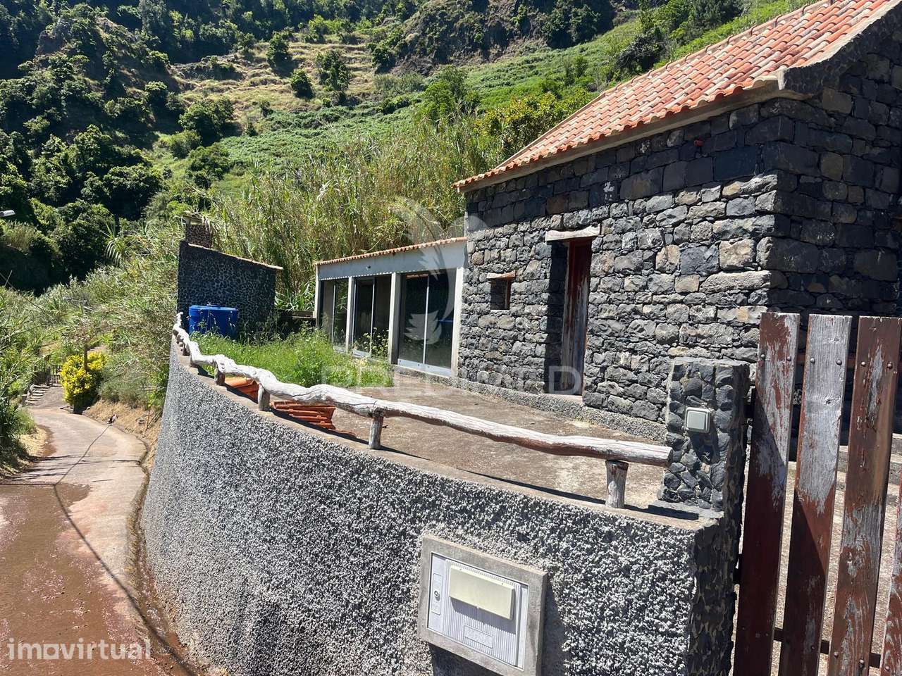MORADIA T2 TÍPICA MADEIRENSE EM PEDRA – O REFÚGIO PERFEITO NA TABUA... - Grande imagem: 2/21