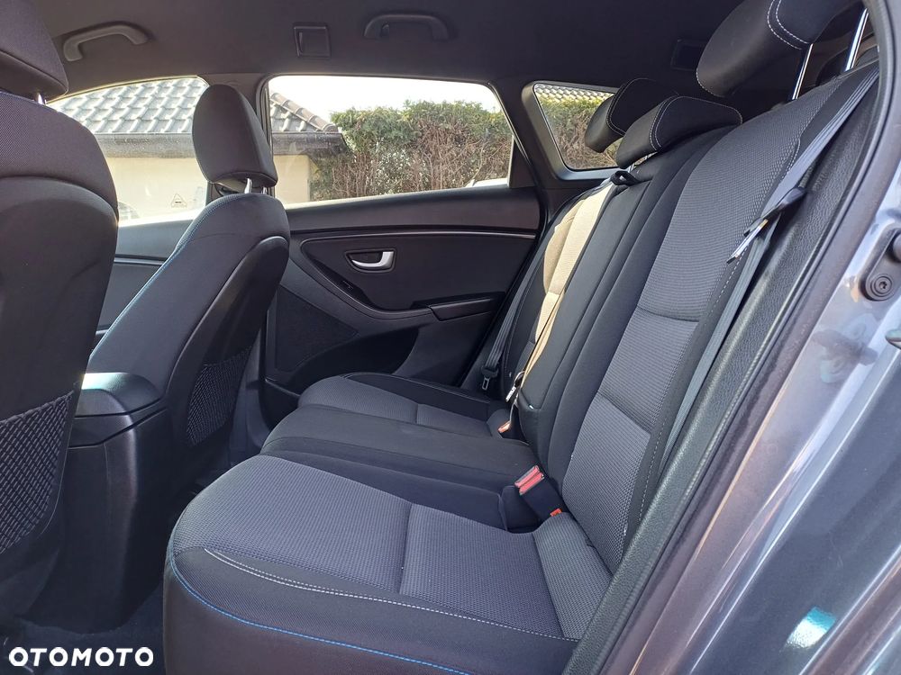 Hyundai i30 blue Kombi 1.6 GDi Passion - 17