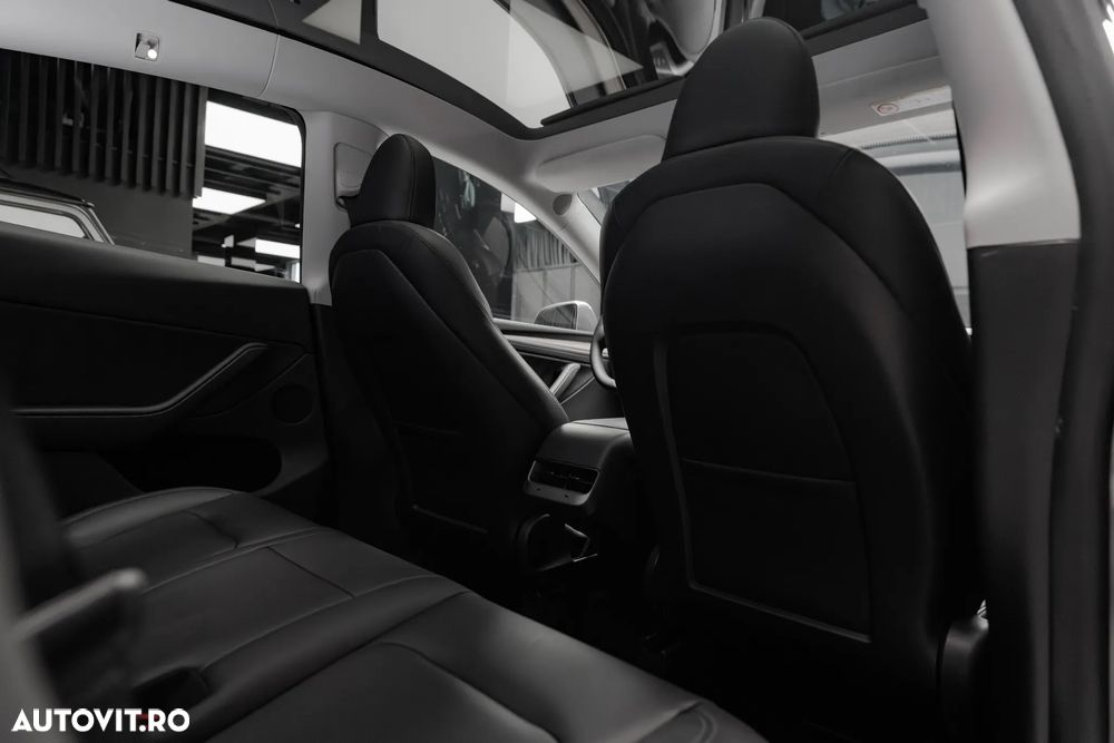 Tesla Model Y Long Range AWD - 32