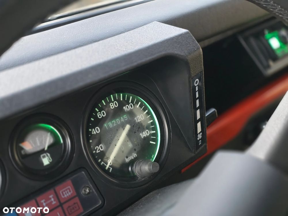 Land Rover Defender - 30