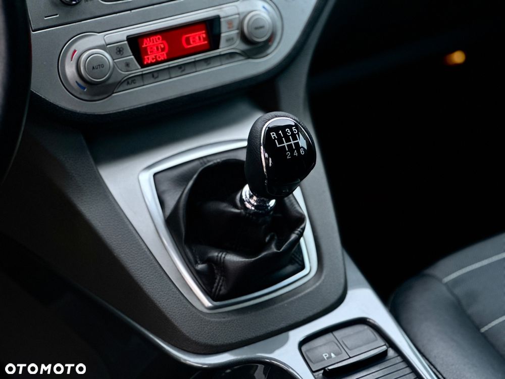 Ford Kuga 2.0 TDCi 2x4 Titanium - 30