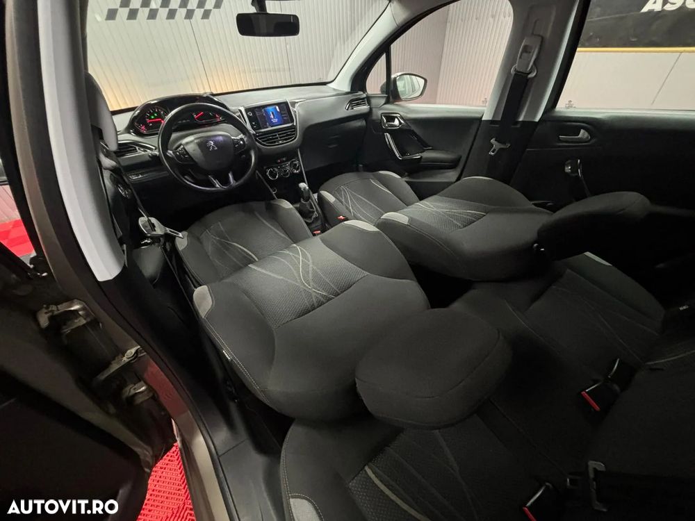 Peugeot 208 - 12