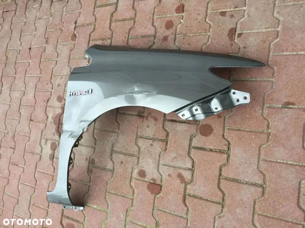 AURIS II 12- BŁOTNIK PRAwy przód przedni emblemat - 4
