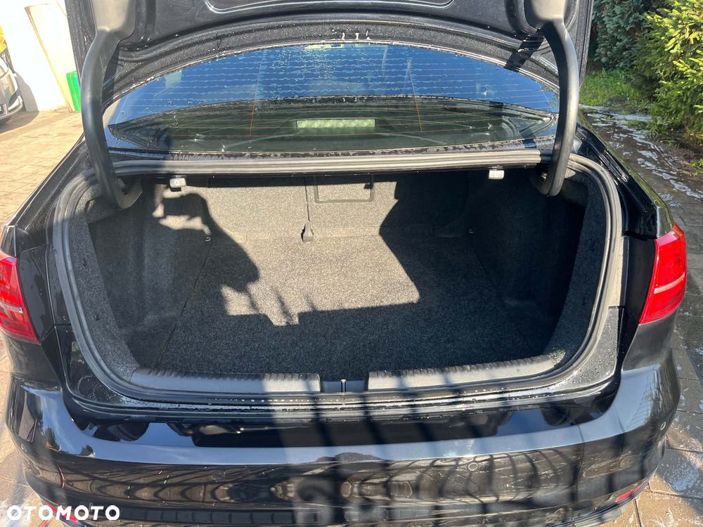Volkswagen Jetta - 2