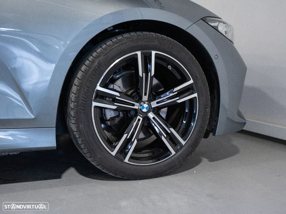 BMW 320 d Touring Pack Desportivo M Auto - 32