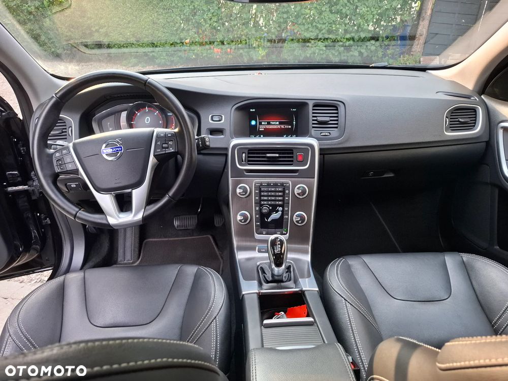 Volvo V60 D6 AWD Plug-in Hybrid R-Design Momentum - 18