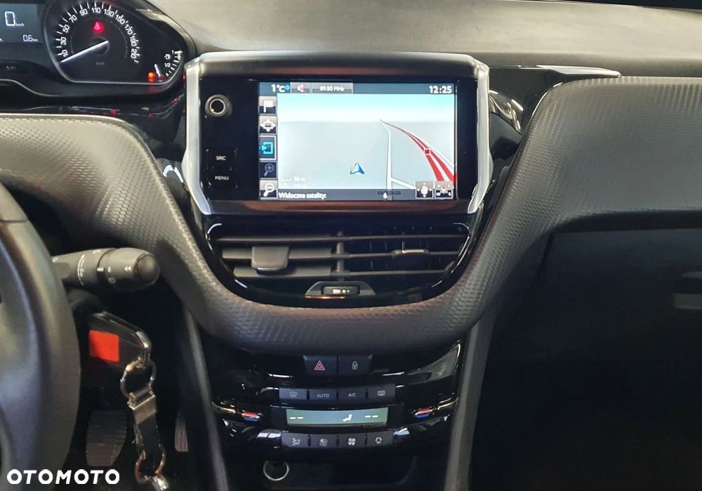 Peugeot 2008 1.2 Pure Tech Style S&S - 23