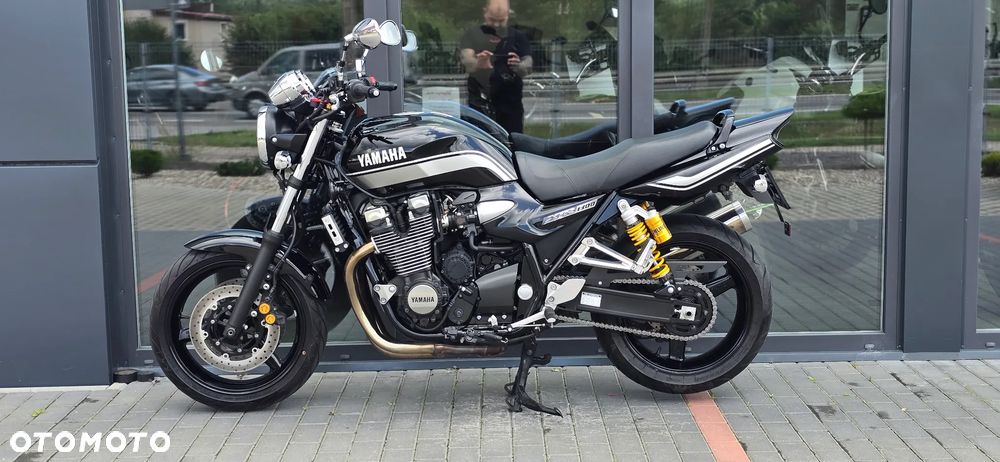 Yamaha XJR - 24