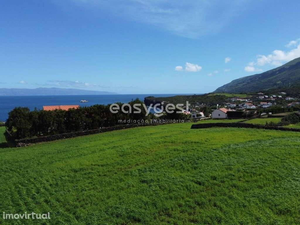 Terreno plano na Prainha com vista mar e sobre a ilha de São Jorge - Grande imagem: 5/18