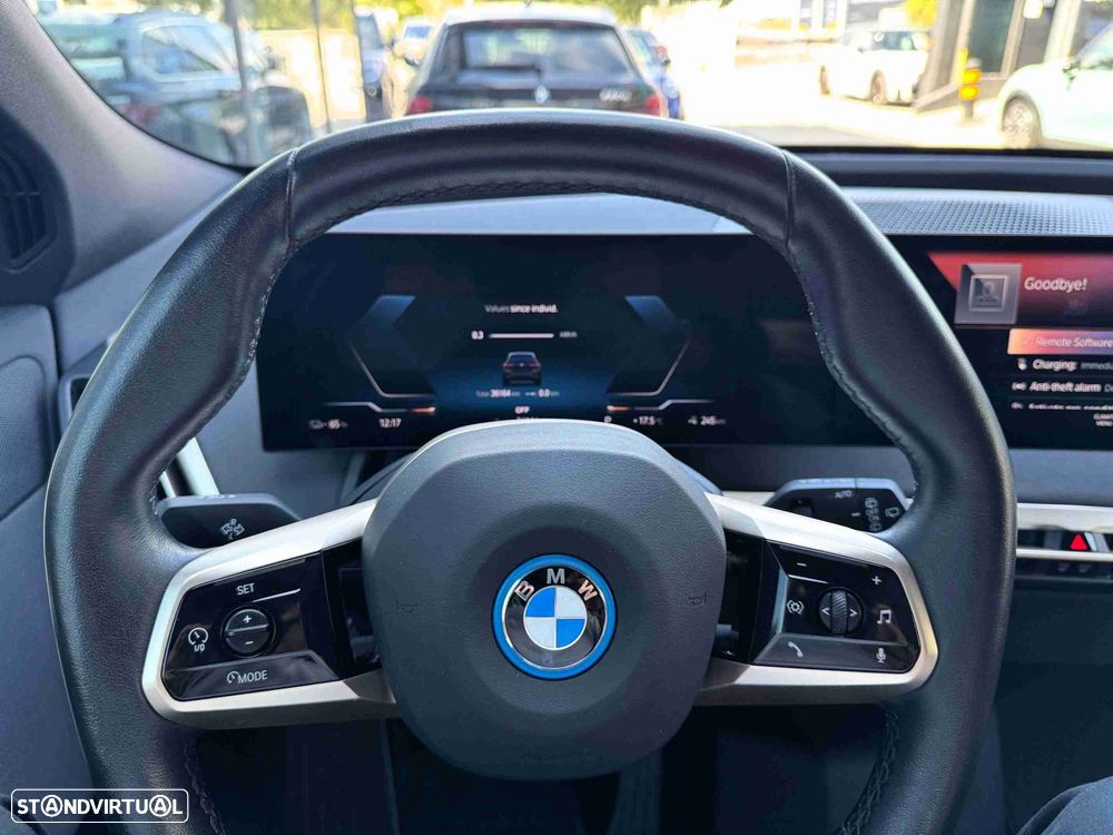BMW iX xDrive 40 - 11