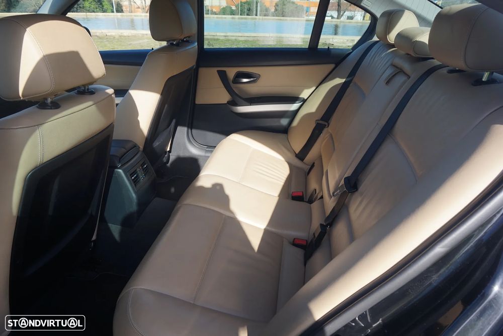 BMW 318 d Line Luxury - 23