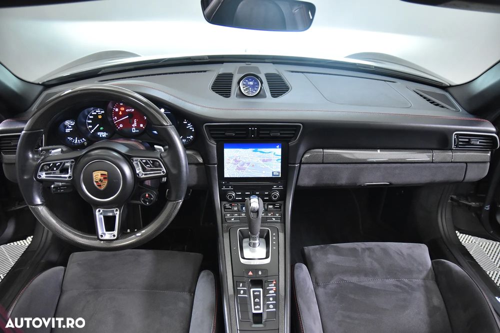 Porsche 911 Carrera 4 GTS PDK - 17