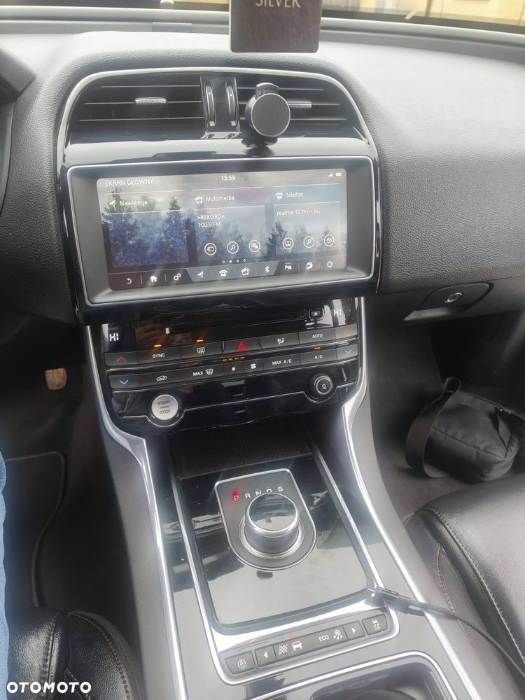 Jaguar XE 2.0 D AWD Portfolio - 32