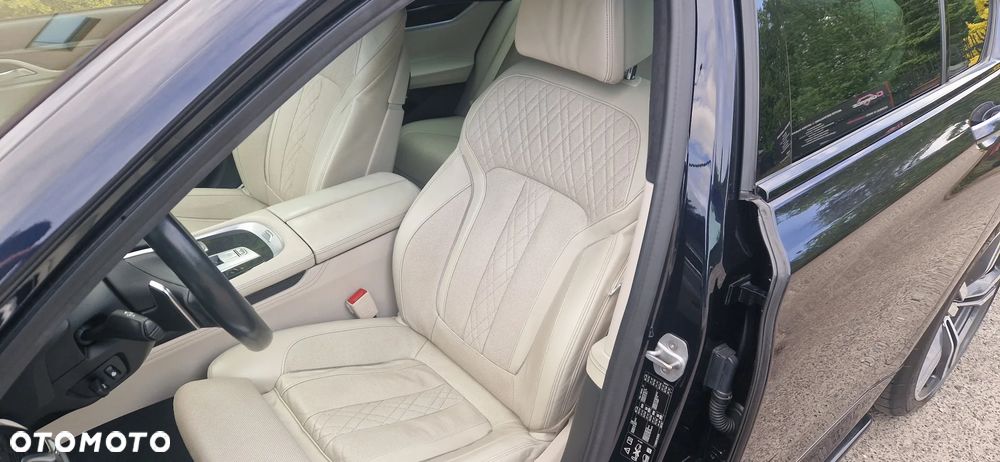 BMW Seria 7 750i xDrive - 22