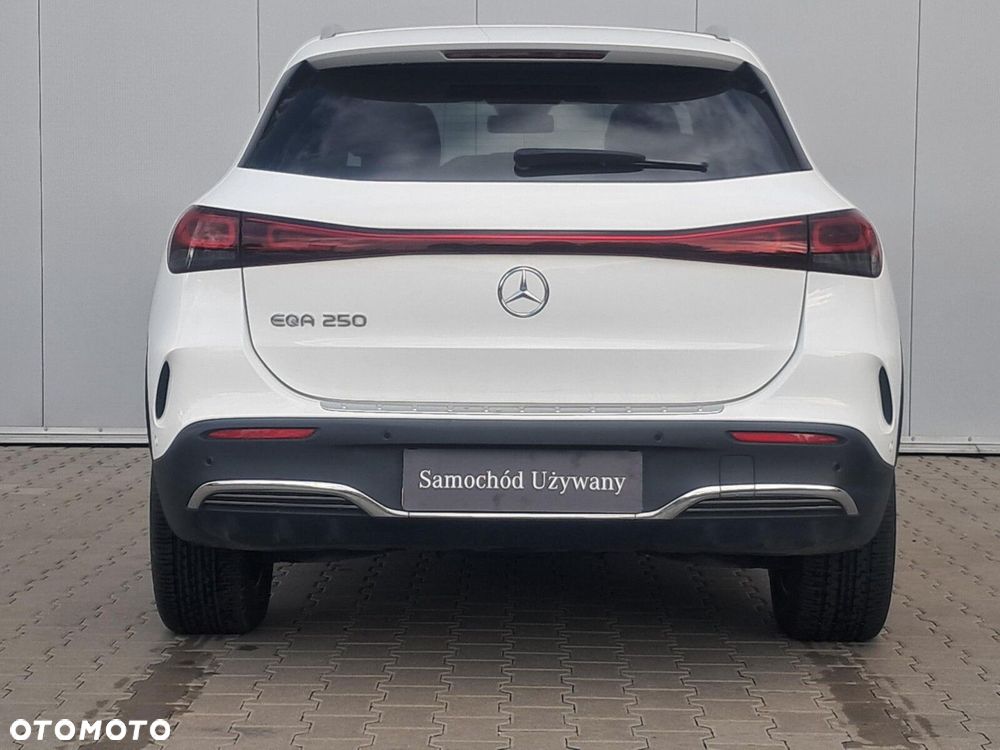 Mercedes-Benz EQA - 8