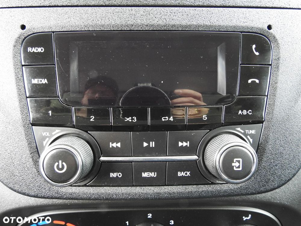 Iveco DAILY 35C14 KONTENER 8 PALET TEMPOMAT KLIMATYZACJA  BLIŹNIACZE KOŁA  140KM - 32