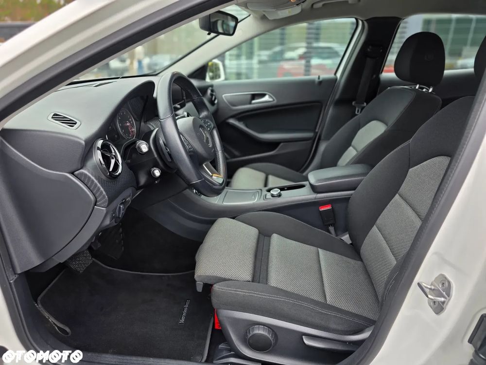 Mercedes-Benz GLA 180 7G-DCT Style - 24