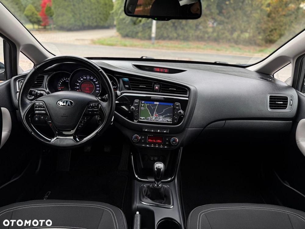 Kia Ceed 1.6 GDI ISG Dream-Team Edition - 29