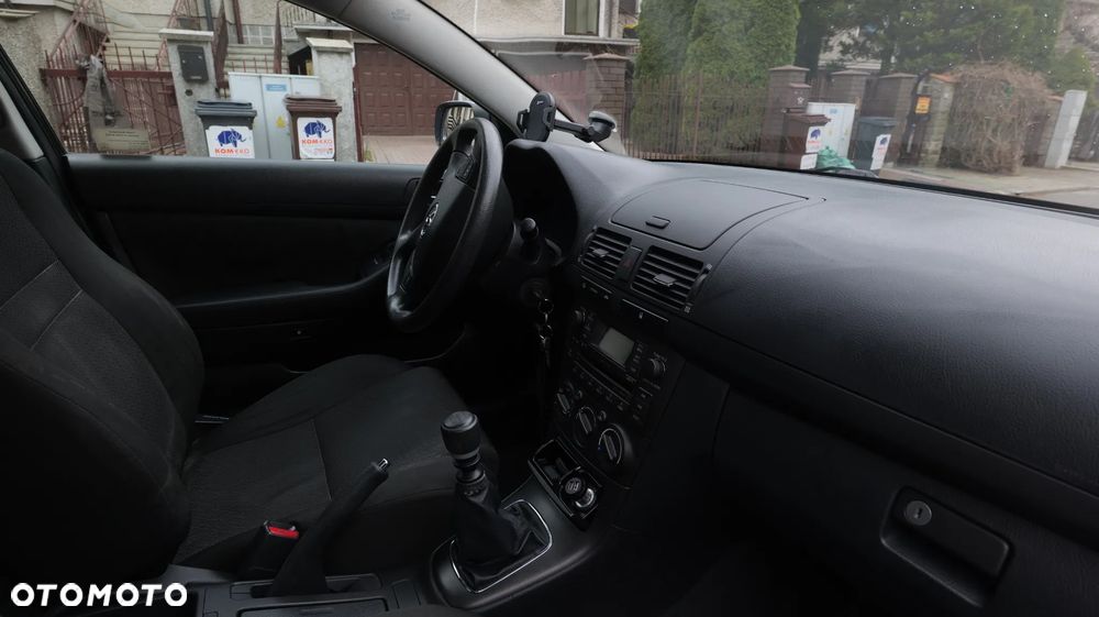 Toyota Avensis - 18