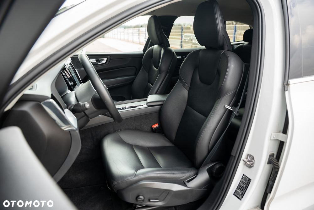 Volvo XC 60 B4 D Geartronic Momentum Pro - 24