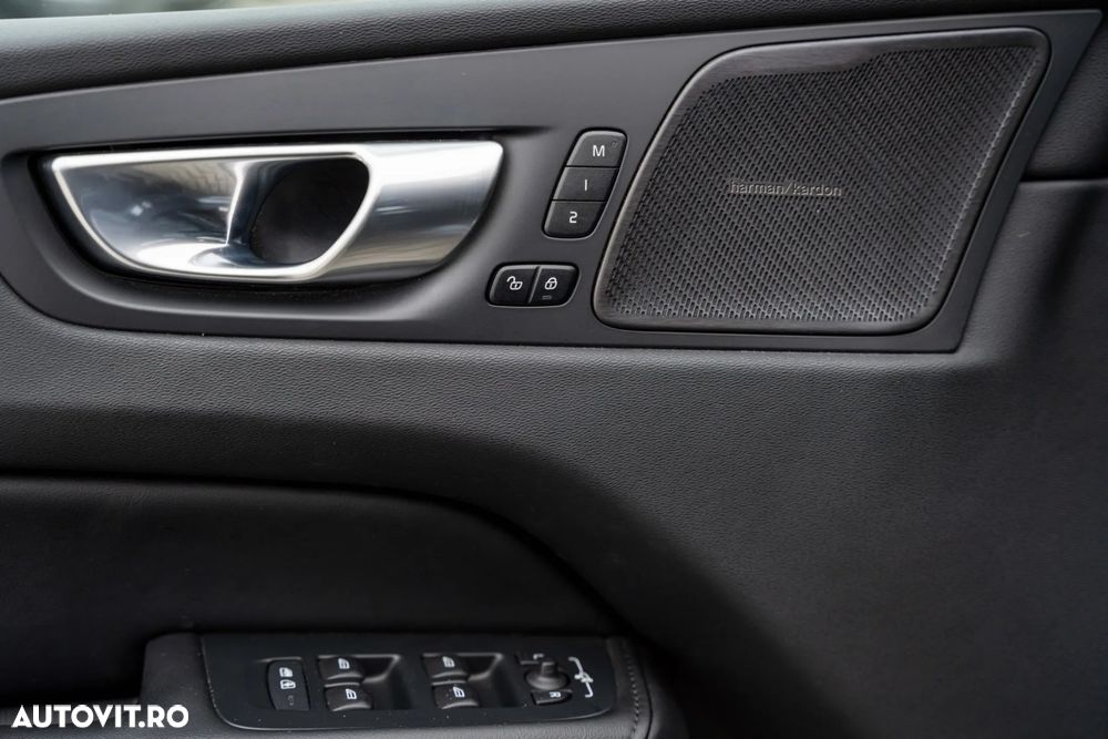 Volvo XC 60 B4 D Plus Dark - 22