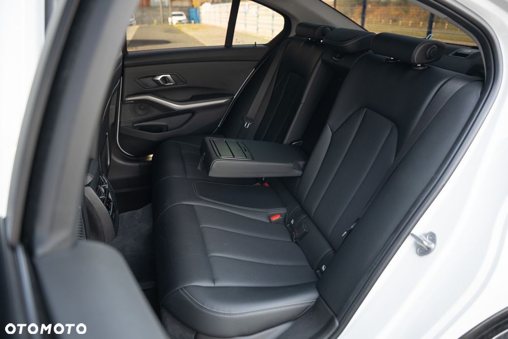 BMW Seria 3 318i Sport Line - 35