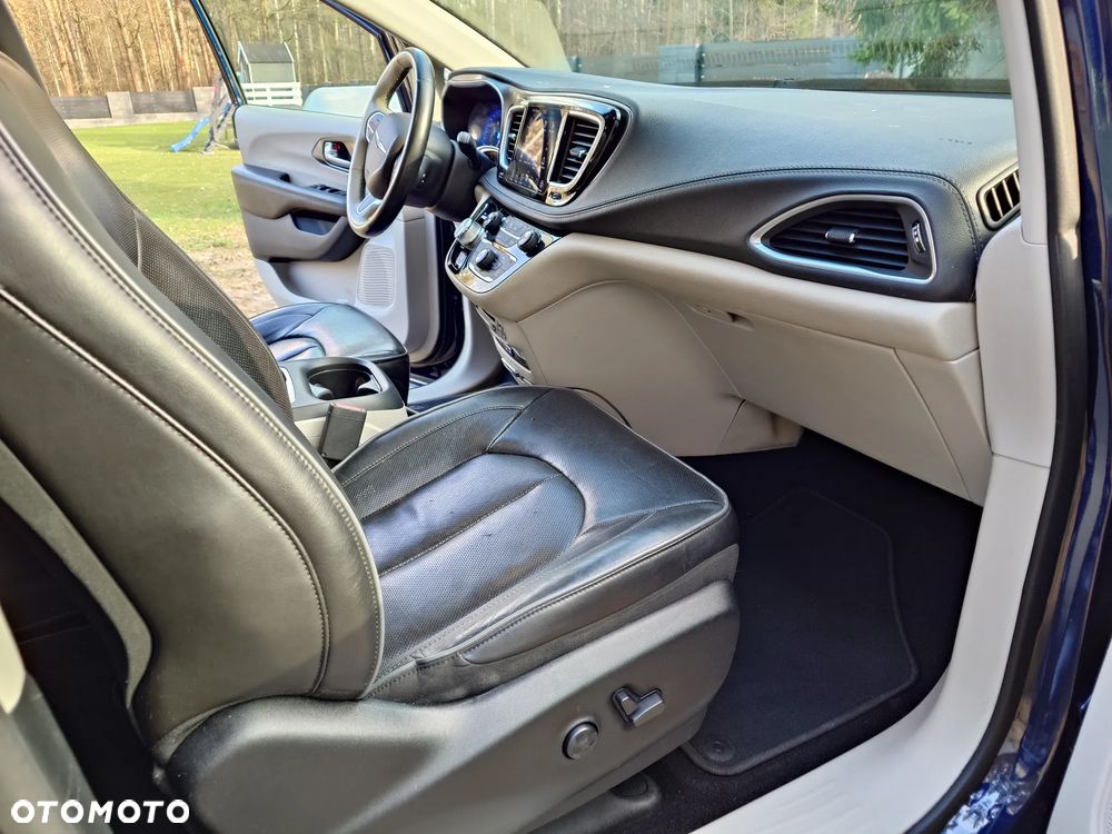 Chrysler Pacifica - 8