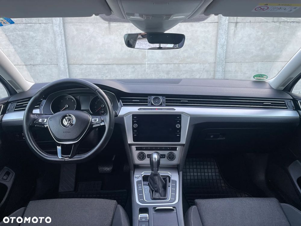 Volkswagen Passat 2.0 TDI SCR DSG Comfortline - 24