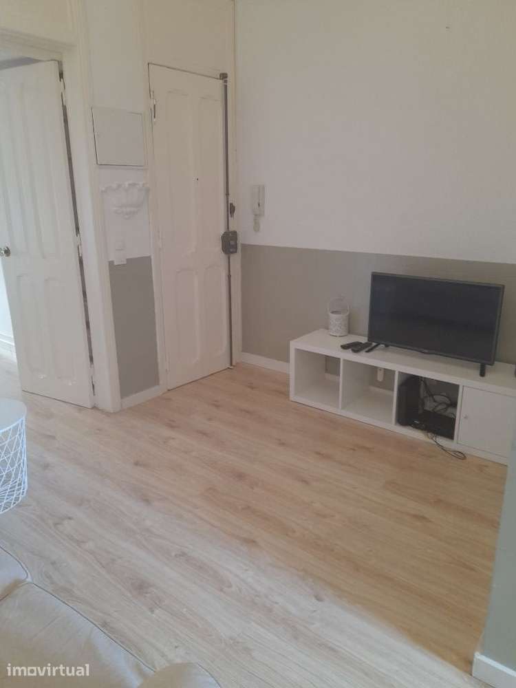 T1 remodelado e totalmente equipado e mobilado. Pronto a habitar - Grande imagem: 4/13